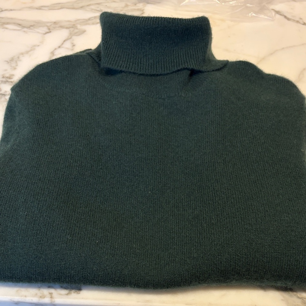 Bloomingdale’s 100% Cashmere Dark Green Turtleneck Sweater